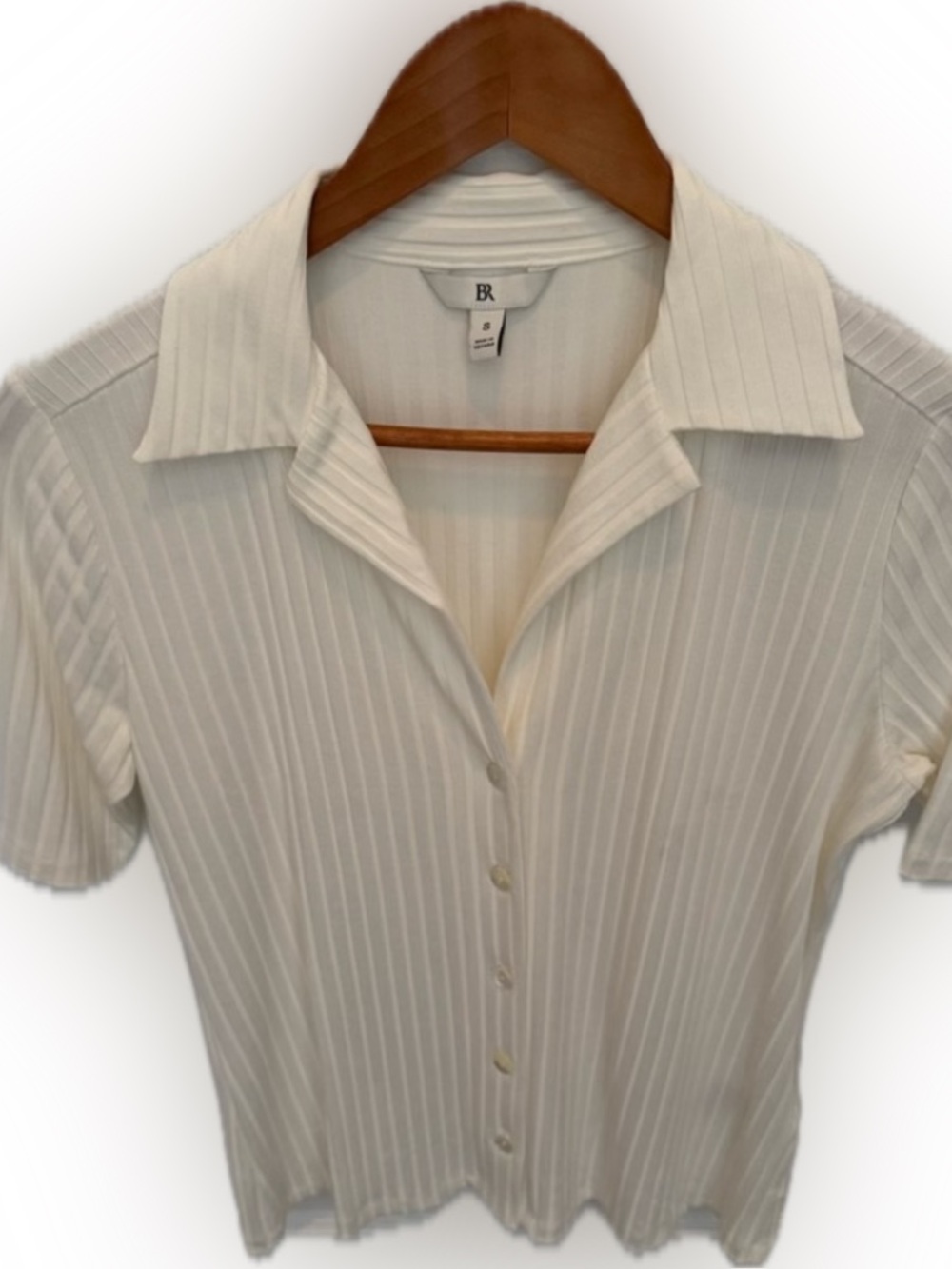 NWT Banana Rep Ribbed Short Sleeve Button Down. Soft, giving, perfect for layers